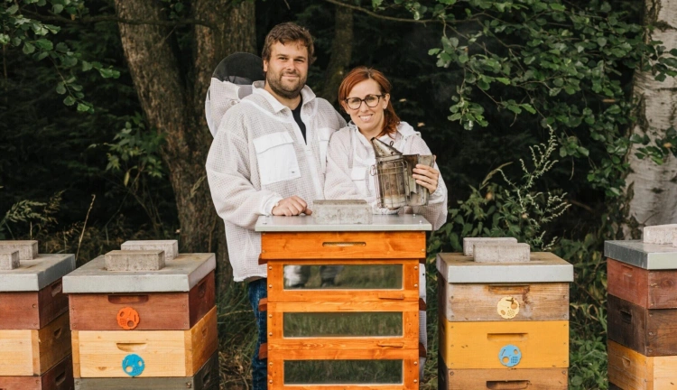 Za všetkým hľadaj včelu. Úspešný sladký biznis tejto českej rodiny pomáha aj prírode_5