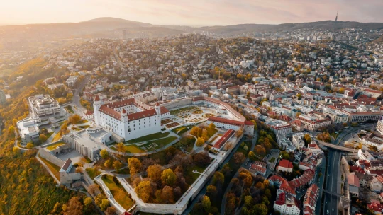 Ranný prehľad Forbesu: Mladých od návratu na Slovensko neodrádzajú len nižšie mzdy