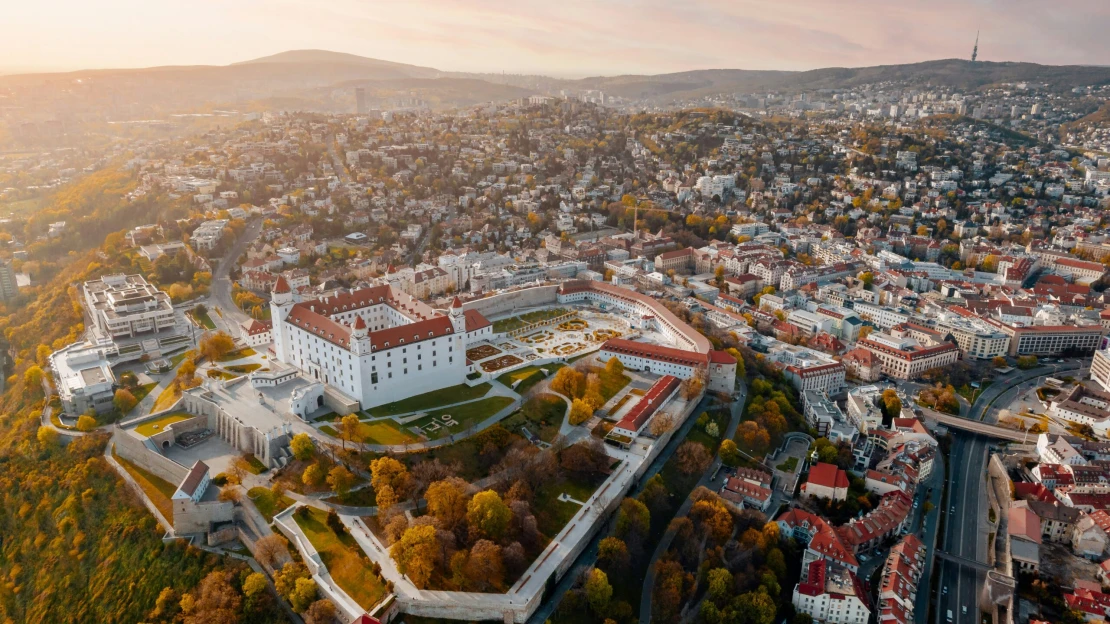 Ranný prehľad Forbesu: Mladých od návratu na Slovensko neodrádzajú len nižšie mzdy