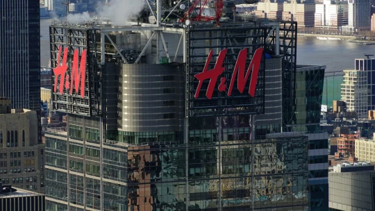 Zisk reťazca H&#038;M prudko vzrástol. Cena akcií spoločnosti stúpla o 13,5 percenta