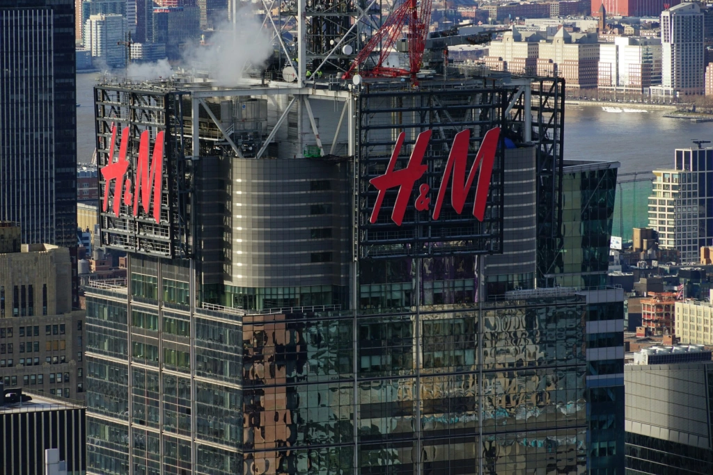Zisk reťazca H&M prudko vzrástol. Cena akcií spoločnosti stúpla o 13,5 percenta