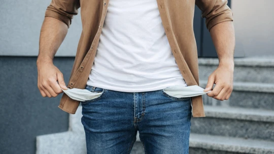 Takmer polovica Slovákov nemá z čoho investovať. Finanční experti odporúčajú zmeniť stratégiu