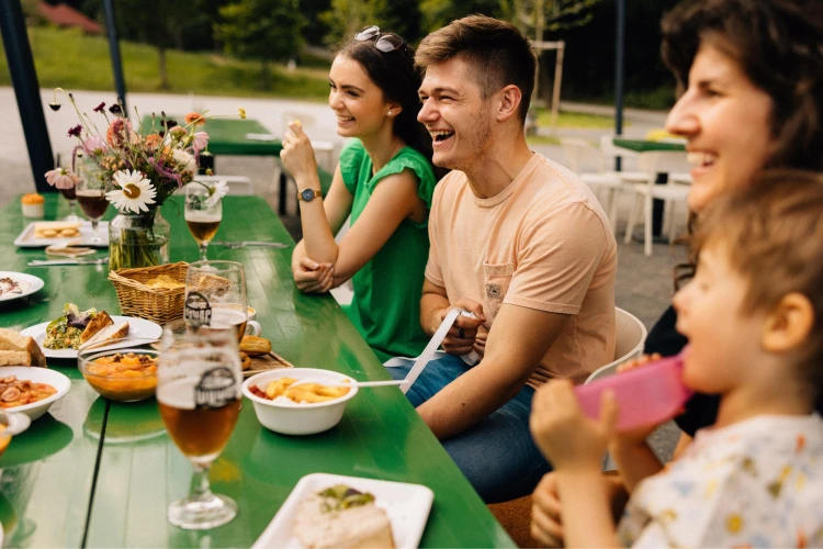 Naučili ľudí jesť žemľovku. Pred Žufetom stoja dlhé rady, hoc nepredávajú tvrdý alkohol_14