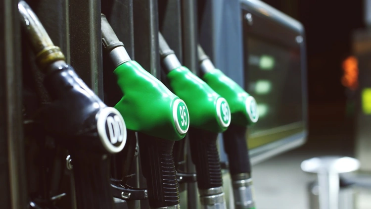 Ceny pohonných hmôt pred Veľkou nocou stúpli. Benzín medziročne zdražel o 9 %