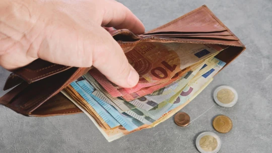 Euro padá. Kleslo na šesťročné minimum