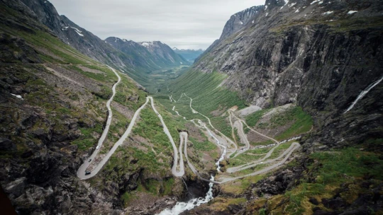 Láka vás škandinávska turistika? Slávnu nórsku cestu Trollstigen by ste nemali vynechať