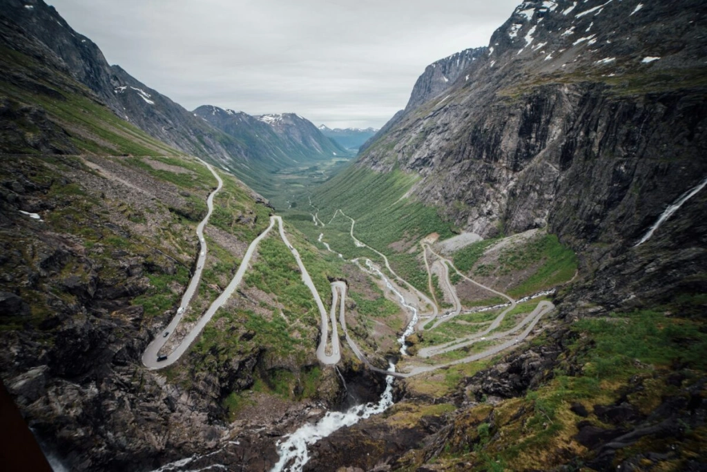 Láka vás škandinávska turistika? Slávnu nórsku cestu Trollstigen by ste nemali vynechať
