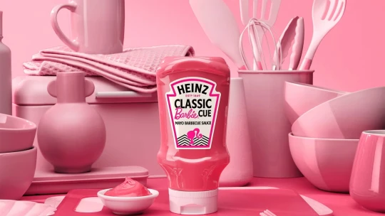 Barbie zarába aj v kuchyni. Kraft Heinz posiela na trh ružovú omáčku