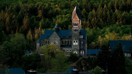 Výlet na víkend. Navštívte najkrajší balkón Európy, vinice pod Alpami či surrealistické jaskyne
