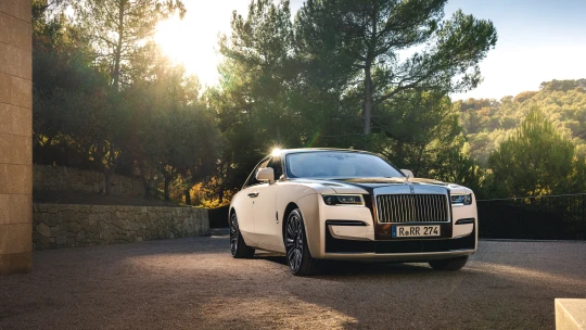 Autotest: Vydajte sa na jantárovú cestu v novom Rolls-Royce
