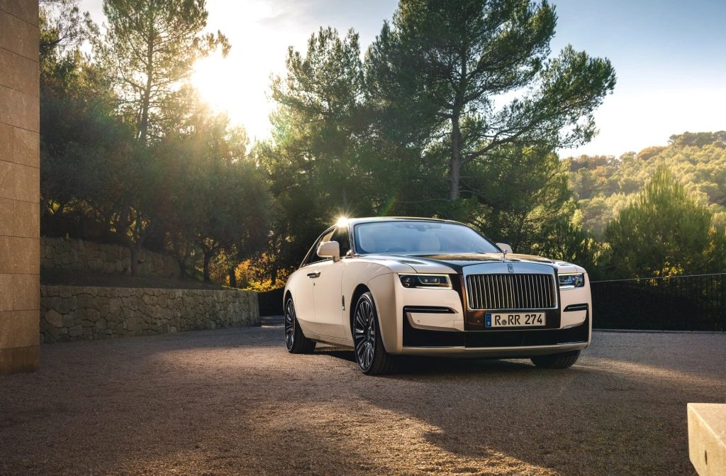 Autotest: Vydajte sa na jantárovú cestu v novom Rolls-Royce