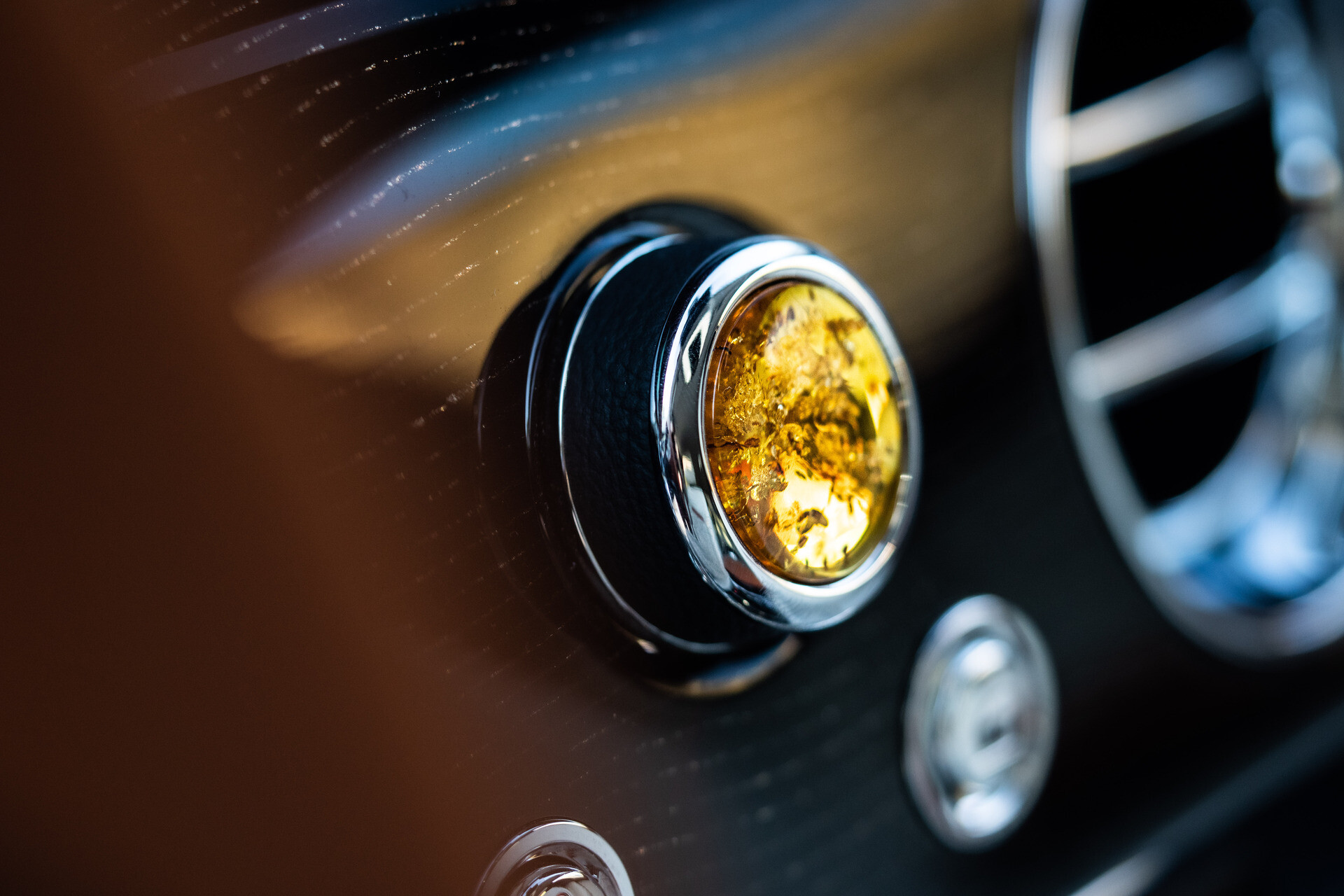 Rolls Royce Ghost – Amber Roads - palubná doska s osadeným jantárom