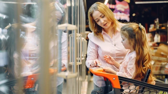 Tržby v supermarketoch klesli. Ľudia viac míňali v drogériách, lekárňach a v obuvi