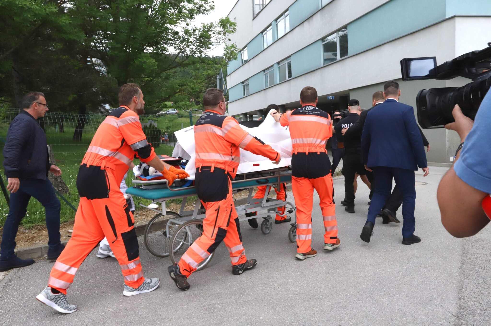 Premiéra Roberta Fica po streľbe previezli do nemocnice v Banskej Bystrici