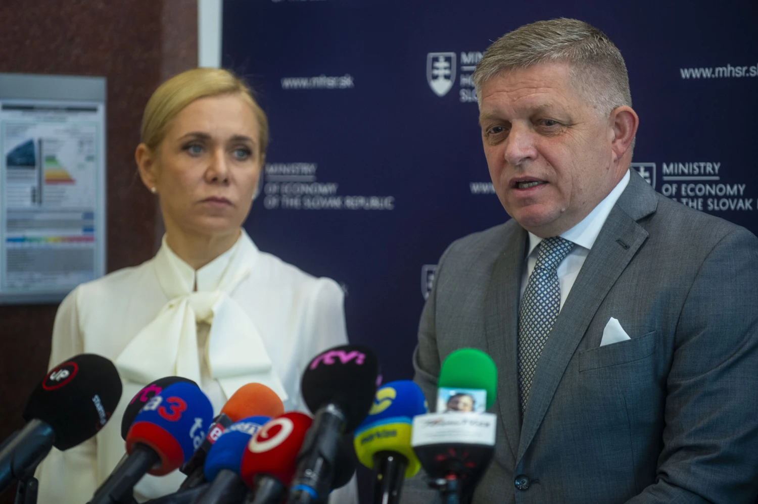 Na snímke vľavo ministerka hospodárstva SR Denisa Saková (Hlas-SD) a vpravo premiér SR Robert Fico (Smer-SD) počas tlačovej konferencie po kontrolnom dni na Ministerstve hospodárstva SR 13. mája 2024 v Bratislave. 