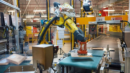 AI-mazon. Umelá inteligencia uľahčuje prácu skladníkom v centre technologického giganta