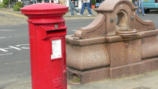 Britský regulátor si posvieti na Křetínského poštu Royal Mail. Preverí ceny aj dodacie lehoty