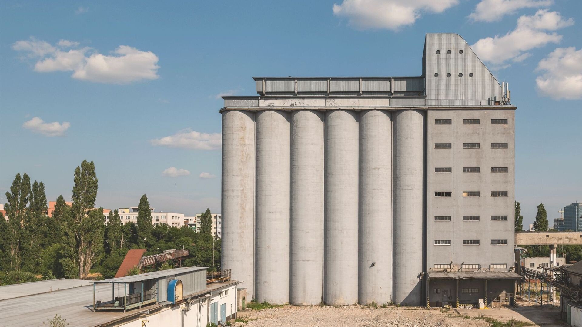 Corwin sa nevzdal svojho sna. Chce postaviť projekt, ktorému nepriali normy