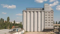Corwin sa nevzdal svojho sna. Chce postaviť projekt, ktorému nepriali normy