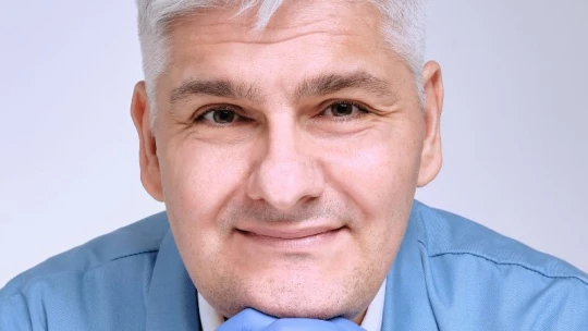 Facebook je nebezpečnejší ako ChatGPT, ten sa viac drží skutočných faktov, vraví Pavol Čekan