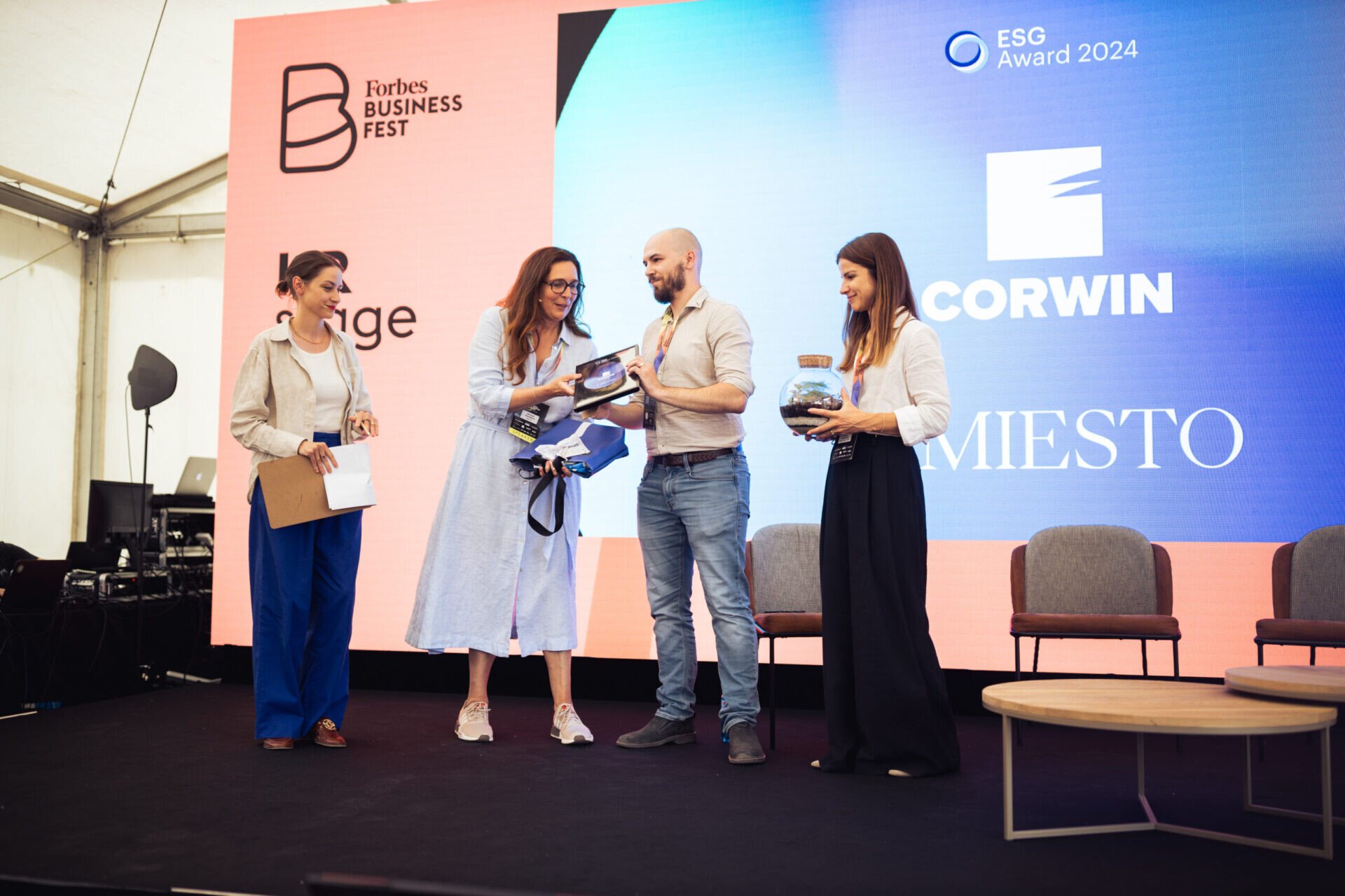 Igor Bubeník z Corwinu si preberá ocenenie ESG Awards od CEO Seesame Michaely Benedigovej a CEO Forbes Slovensko Martiny Milichovskej. Moderátorkou bola Babsi Heribanová.