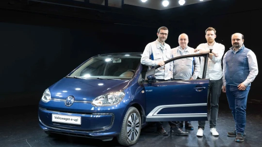 Prvý elektromobil zo Slovenska: Nemali sme sa vtedy od koho učiť, spomínajú ľudia z Volkswagenu