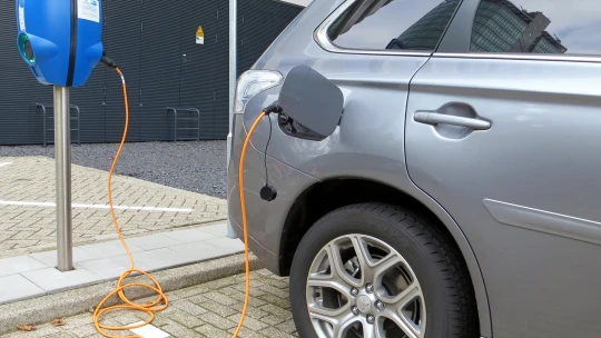 Európania kupujú viac áut, rastie najmä dopyt po hybridoch