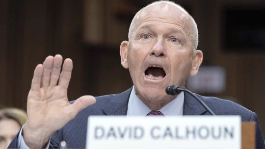 Pre Boeing prišiel moment zúčtovania. Je to paródia, že ste stále v práci, kritizujú CEO senátori