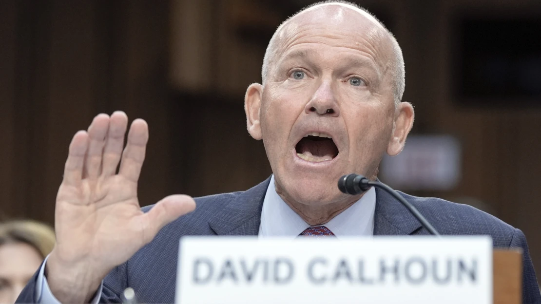 Pre Boeing prišiel moment zúčtovania. Je to paródia, že ste stále v práci, kritizujú CEO senátori