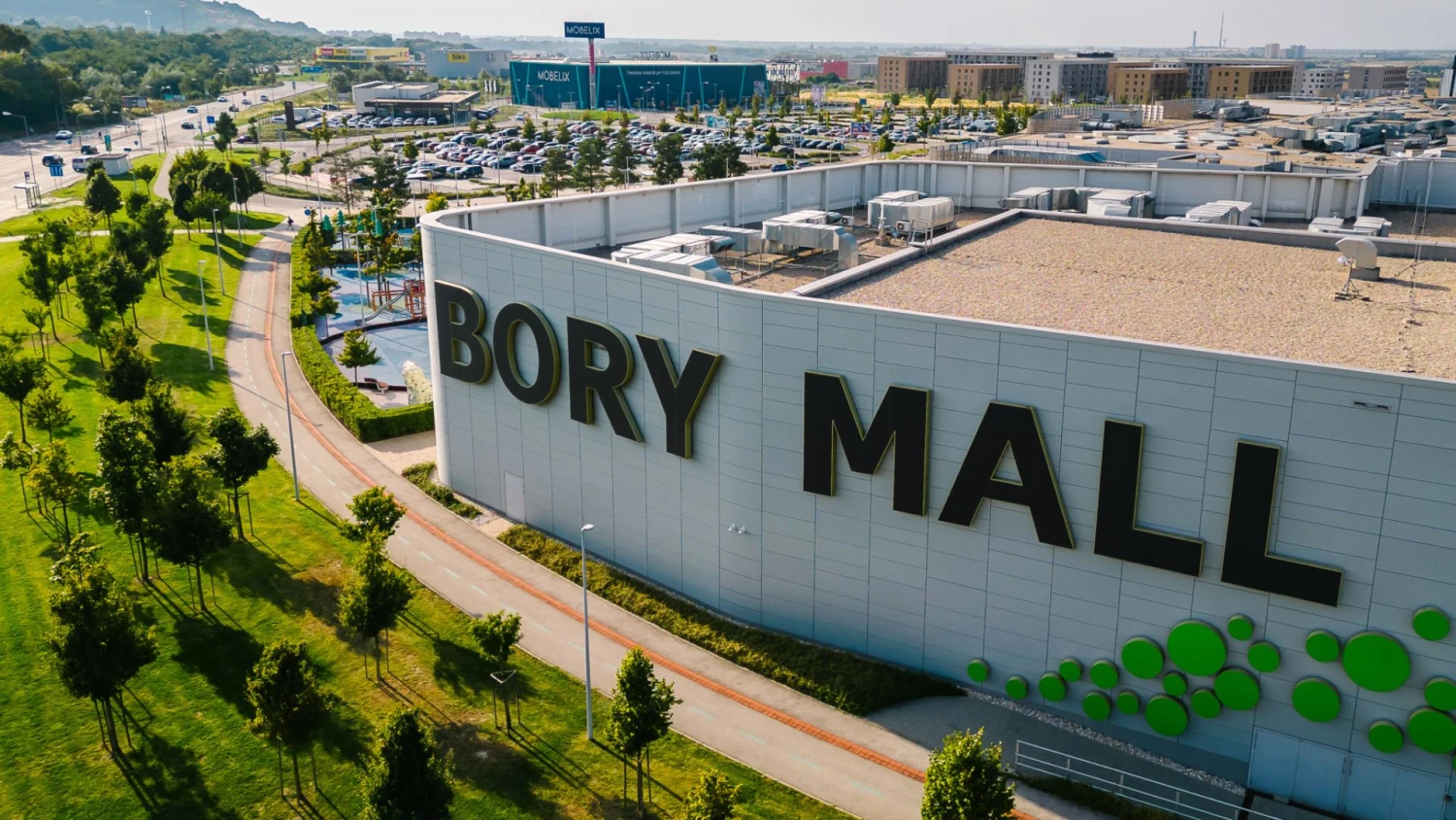 Priviedli Kiyosakiho, od Penty chcú kúpiť Bory Mall. Manželia Poliakovci smerujú k životnému obchodu