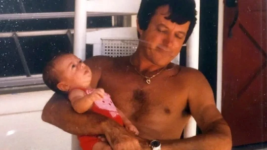 Keď je syn pašeráka trávy po otcovi. Na jeho odkaze vybudoval miliónový biznis s marihuanou