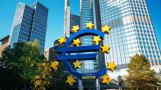 ECB prvýkrát za takmer tri roky zvýšila sadzby. Dôvodom je Blízky východ
