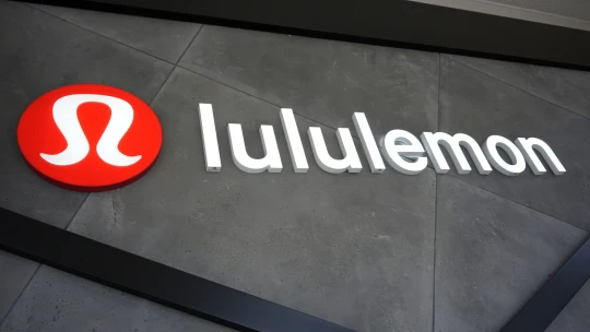 Odevný reťazec Lululemon Athletica zaznamenal kvartálny pokles tržieb aj zisku