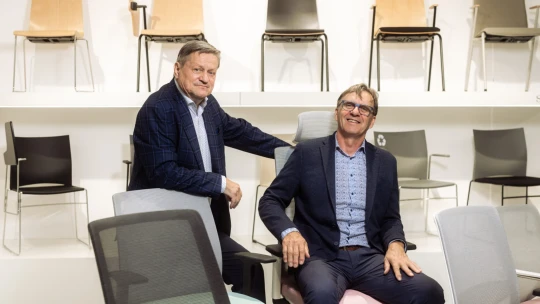 Vyrábať začali podľa návodu v časopise. Teraz vyvážajú stoličky do celého sveta