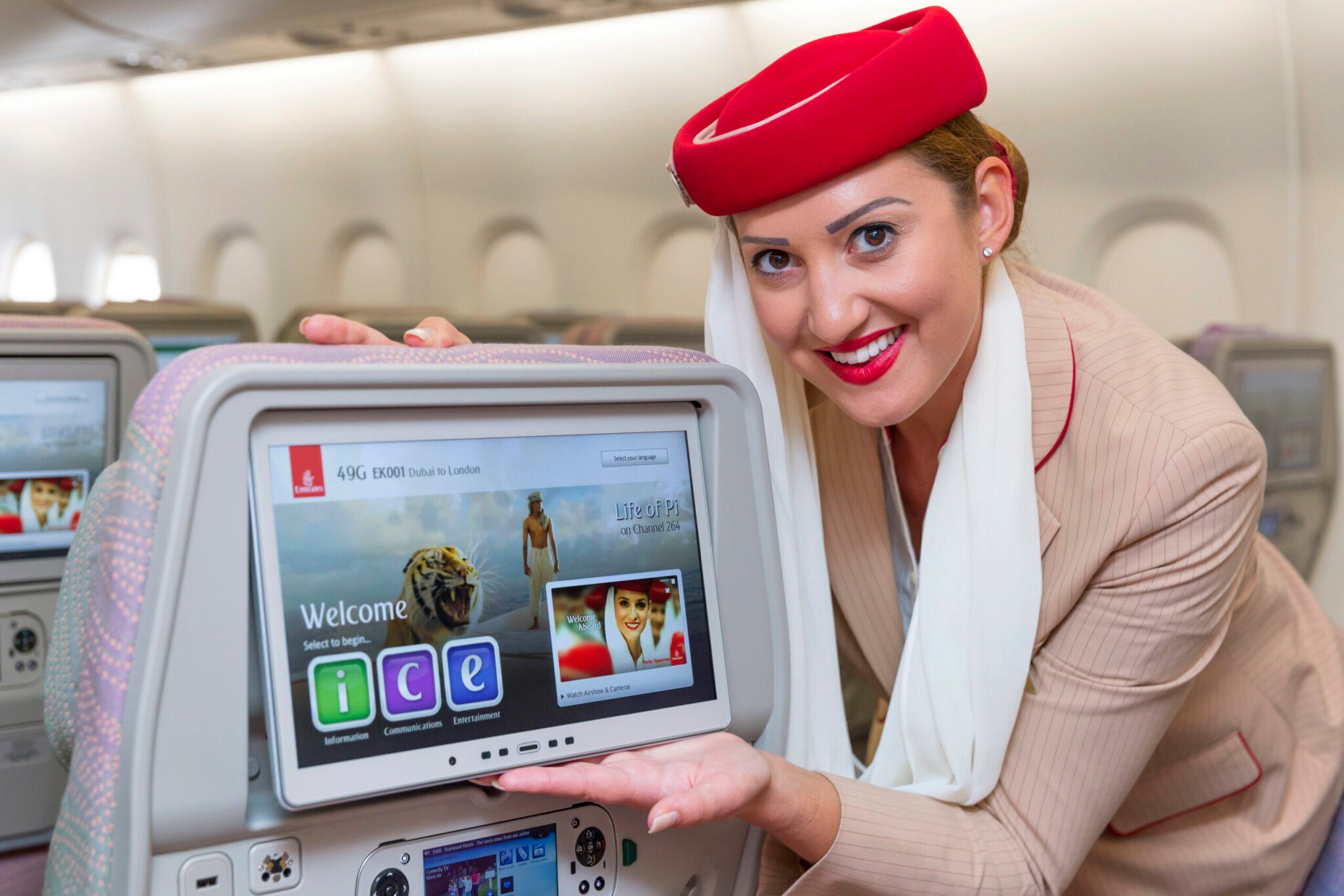 Emirates plánuje nábor tisícok nových ľudí. Koľko zarábajú ich letušky a ako vyzerá ich bežný deň?