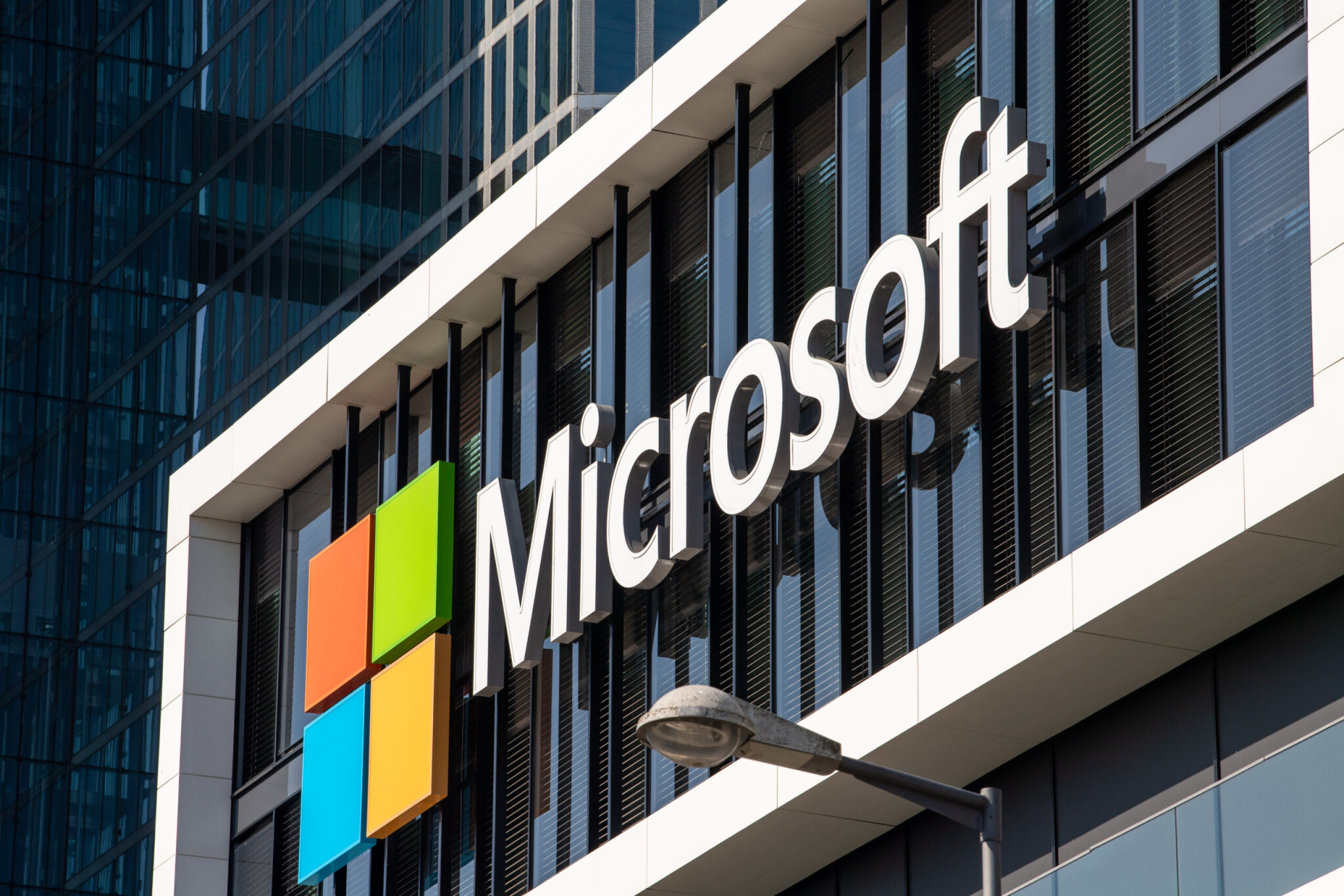 Microsoft rastie, akcie giganta klesajú. Investori chcú vidieť výsledky z AI biznisu