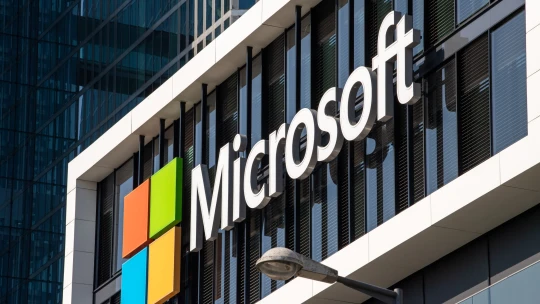 Cloudové služby a záujem o AI poháňajú zisky Microsoftu. Gigantu stúpli aj tržby
