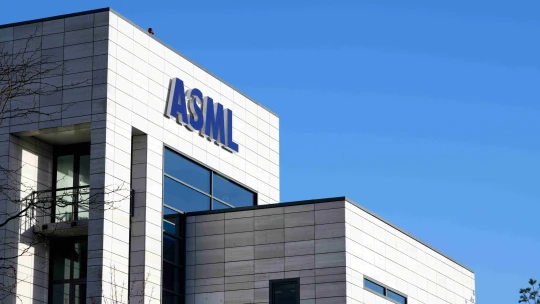 Technologický gigant ASML v zisku. Do konca roka chce dosiahnuť 28 miliárd eur