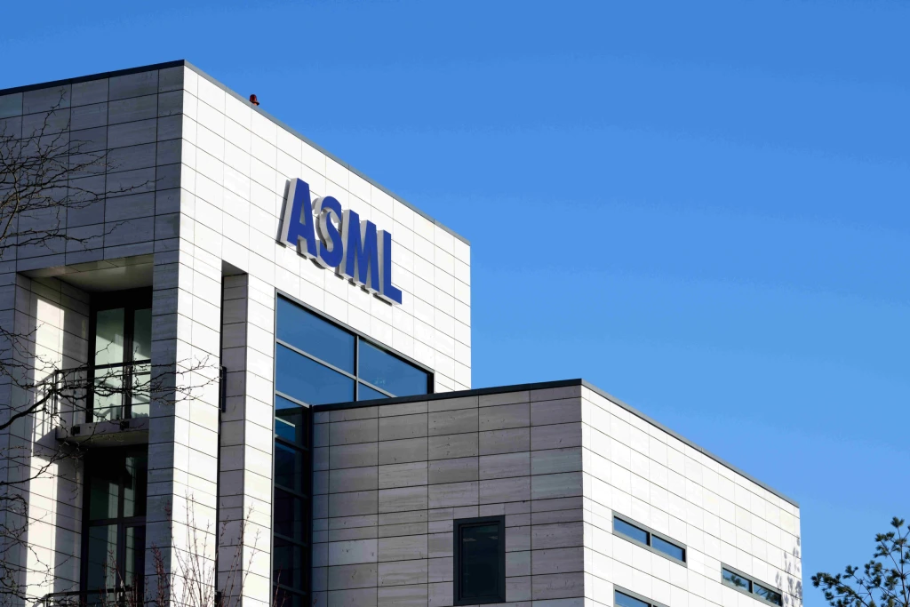 Technologický gigant ASML v zisku. Do konca roka chce dosiahnuť 28 miliárd eur