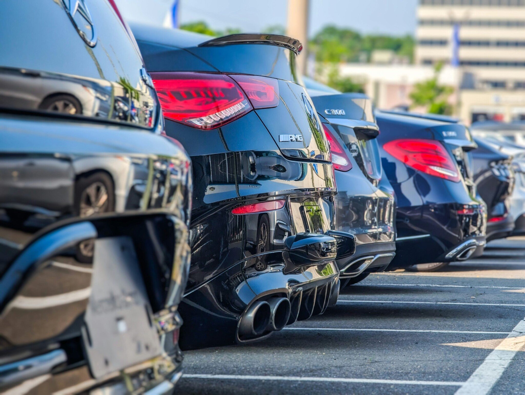 Brusel ide do boja s Čínou. Automobilky získali viac času na splnenie emisných kvót