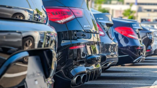 Cúvli? Európska komisia navrhuje, aby automobilky dostali viac času na splnenie emisných cieľov