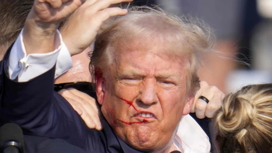 Trumpa na mítingu postrelili, guľka mu zasiahla ucho. Je v poriadku, strelec je mŕtvy