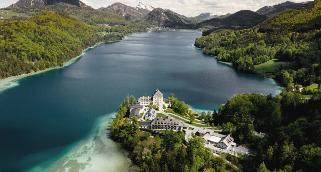 Luxusný hotel v priestoroch stredovekého zámku. Nájdete ho neďaleko rakúskeho Salzburgu