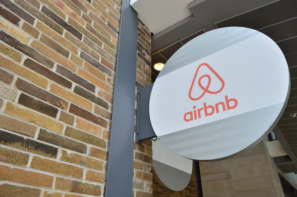 Kladivo na Airbnb? Pribúdajú regulácie cielené na problémové krátkodobé prenájmy