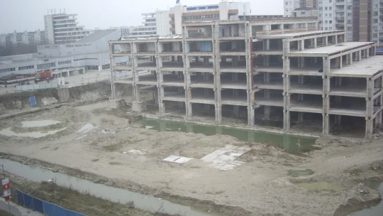 Bratislavská „Hirošima“ čaká na úrady. Ikonický skelet v Ružinove má nahradiť nový developerský projekt