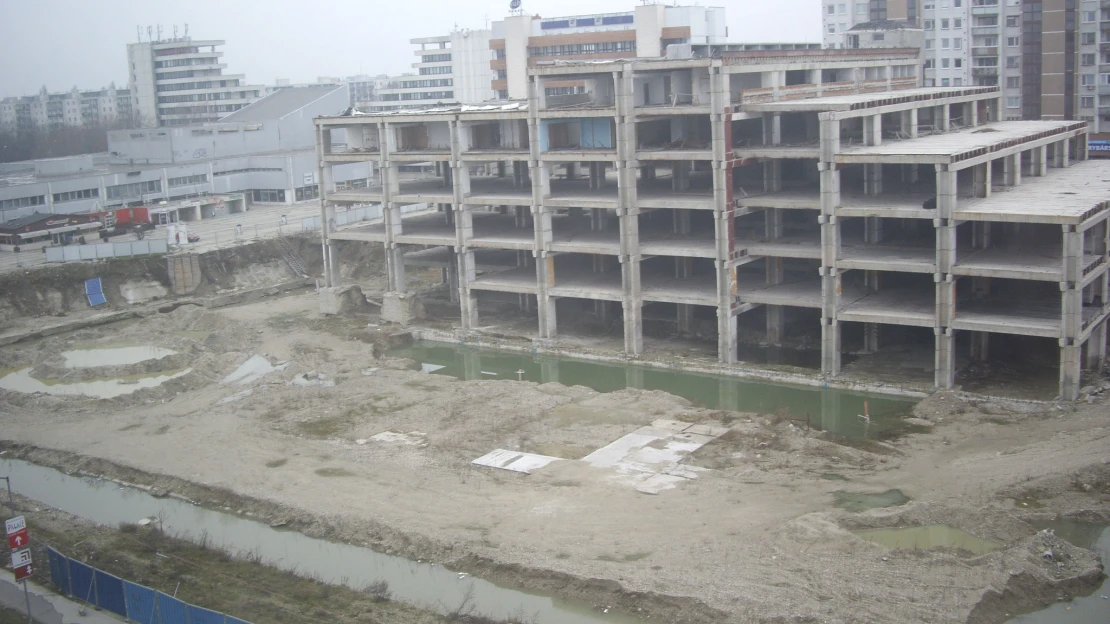 Bratislavská „Hirošima“ čaká na úrady. Ikonický skelet v Ružinove má nahradiť nový developerský projekt