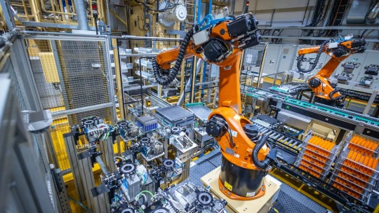 Roboty nahrádzajú ľudí na náročných pozíciách. Menia trh práce, hovoria firmy