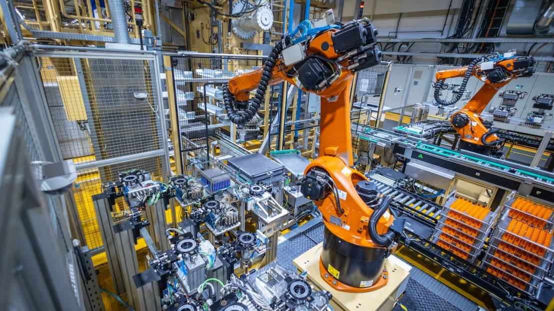 Roboty nahrádzajú ľudí na náročných pozíciách. Menia trh práce, hovoria firmy