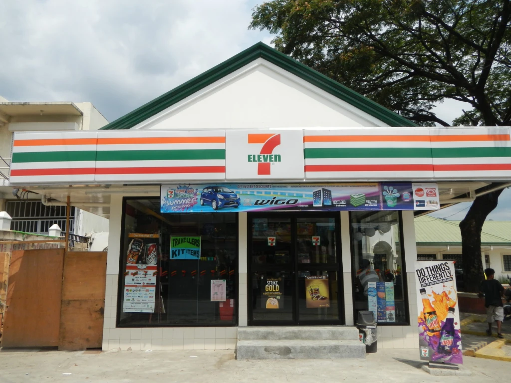 7-Eleven je japonský a žiadny iný, pokiaľ nikto neponúkne viac. Kanaďania reťazec podhodnotili