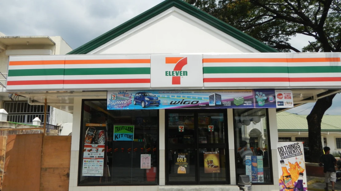 7-Eleven je japonský a žiadny iný, pokiaľ nikto neponúkne viac. Kanaďania reťazec podhodnotili